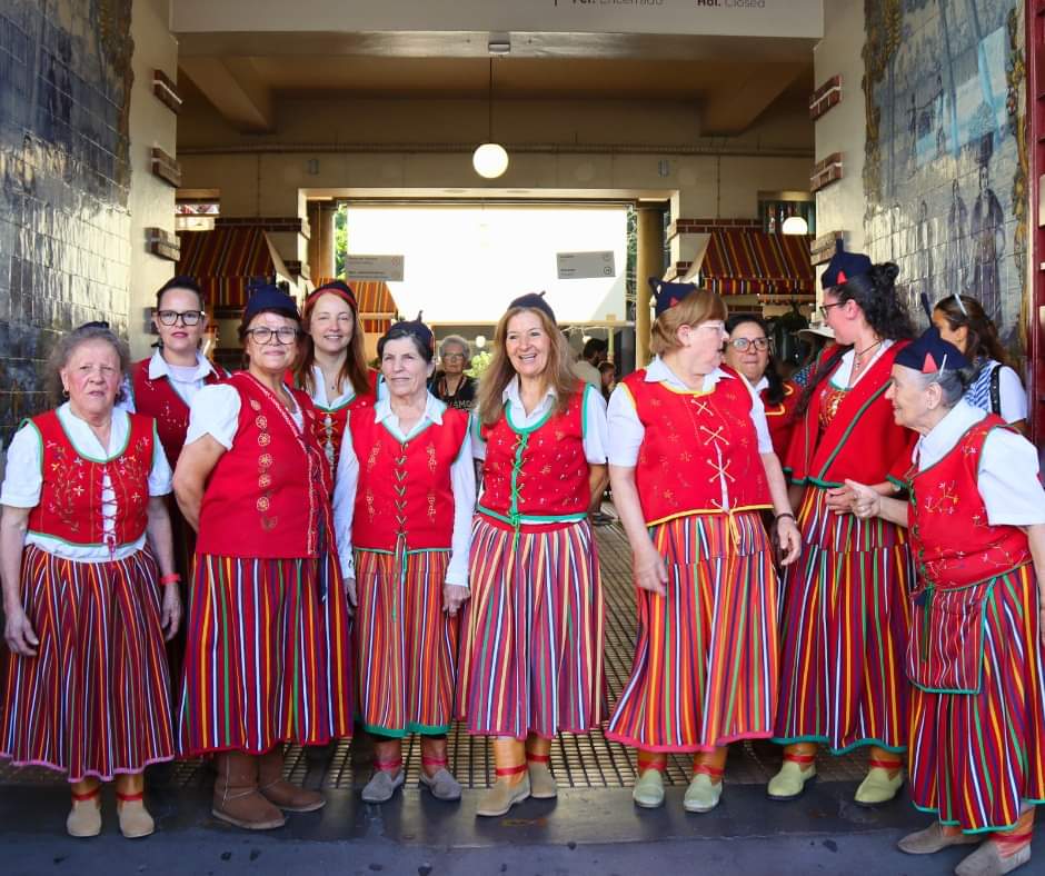 Let's honour these ladies 👩🏽‍🤝‍👩🏼 Their sincere smiles at the flower market light up the atmosphere and reflect their passion for their craft and the beauty of flowers 🏵️🪷🌺 #Madeira #Funchal