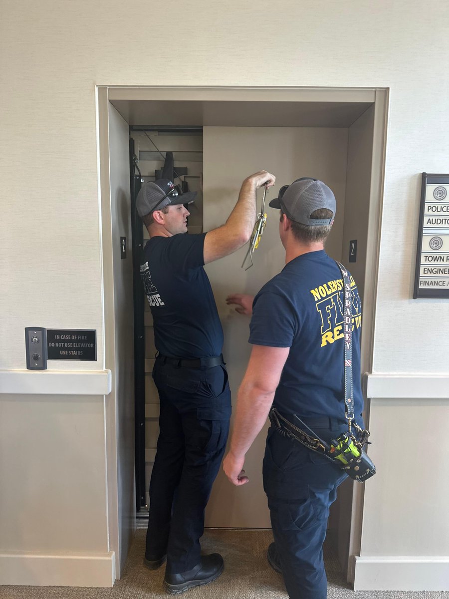 NolensvilleFire's tweet image. It was a busy week for Nolensville Fire. A visitor got stuck in the elevator at Town Hall this week, and our firefighters were a quick call away to help! Swipe to see our firefighters work their magic🚒

#elevatorrescue #nolensvillefire #tennesseefirstresponders