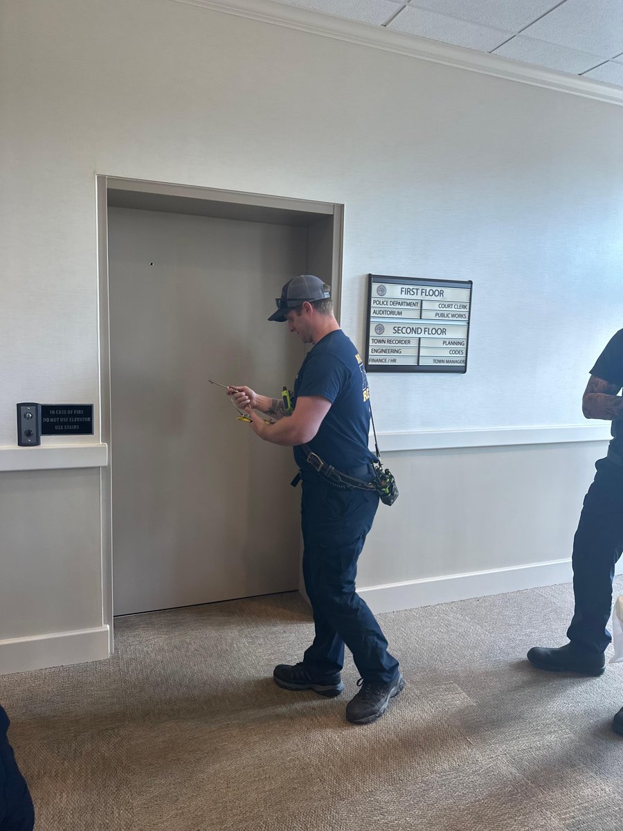 NolensvilleFire's tweet image. It was a busy week for Nolensville Fire. A visitor got stuck in the elevator at Town Hall this week, and our firefighters were a quick call away to help! Swipe to see our firefighters work their magic🚒

#elevatorrescue #nolensvillefire #tennesseefirstresponders