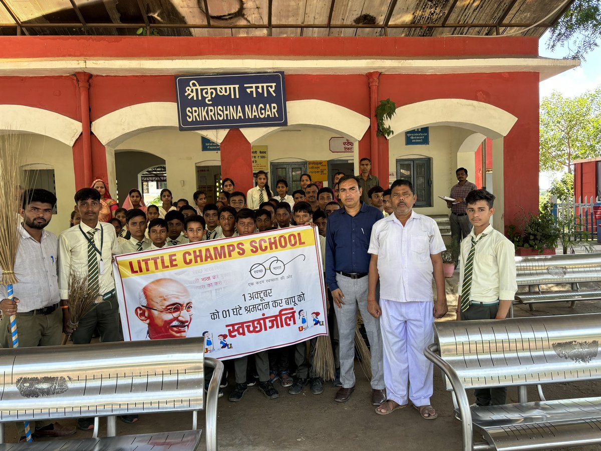 LittleChamps_'s tweet photo. #जौनपुर , मुरादपुर कोटिला , बदलापुर 
में आज @LittleChamps_ के समस्त शिक्षकों एवं छात्रों द्वारा श्रीकृष्णा नगर रेलवे स्टेशन पर श्रमदान कर परिसर को स्वच्छ करते हुए बापू को स्वच्छांजलि दी गई।
@PMOIndia @UPGovt @CMOfficeUP @thisissanjubjp @myogioffice @baghelsarvan @basicshiksha_up https://t.co/QOHGUskFf0