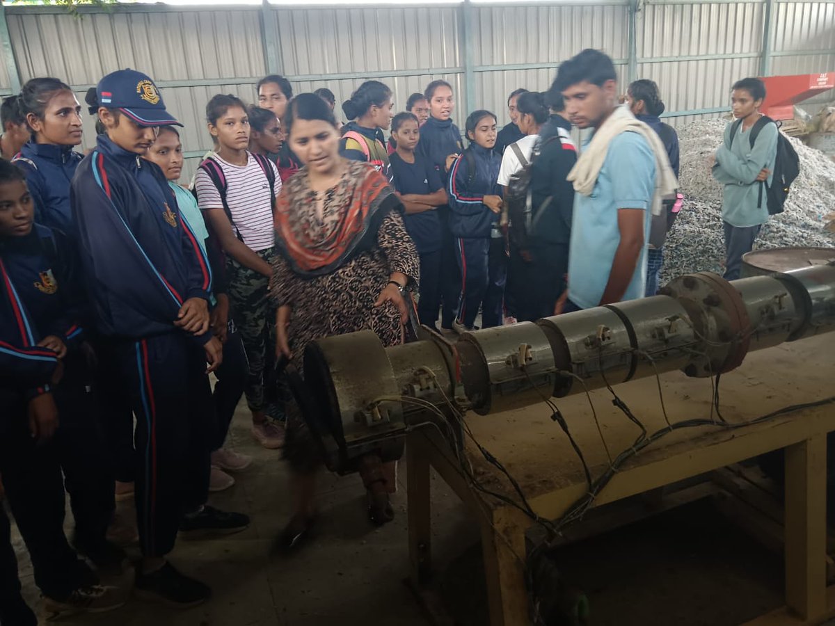 36Cadets's tweet photo. *Swachhata Hi Sewa Campaign 2023*
*Waste to Wonder*

The cadets from Khandwa, Khargone and  Barwani  witnessed a demonstration organised by the municipal corporations assisting them to understand the waste disposal mechanism and to understand their role. https://t.co/Z93ZczEBal