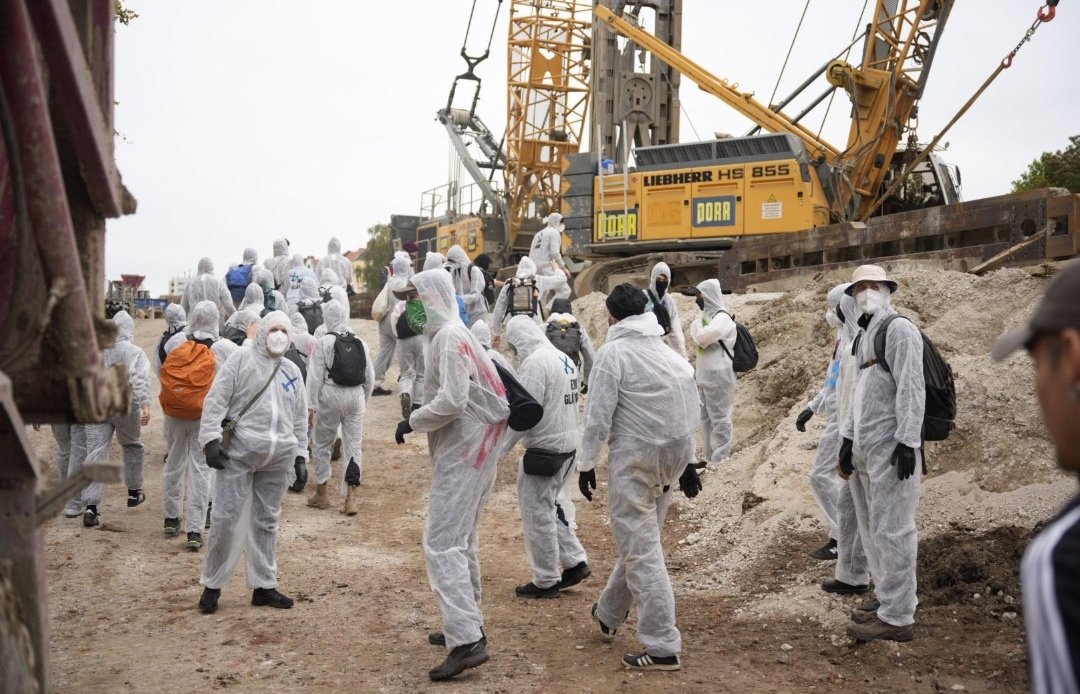 Breaking! Aktivist*innen von Ende Gelände haben aktuell die Baustelle am #Südschnellwegs Hannover besetzt! #h0110