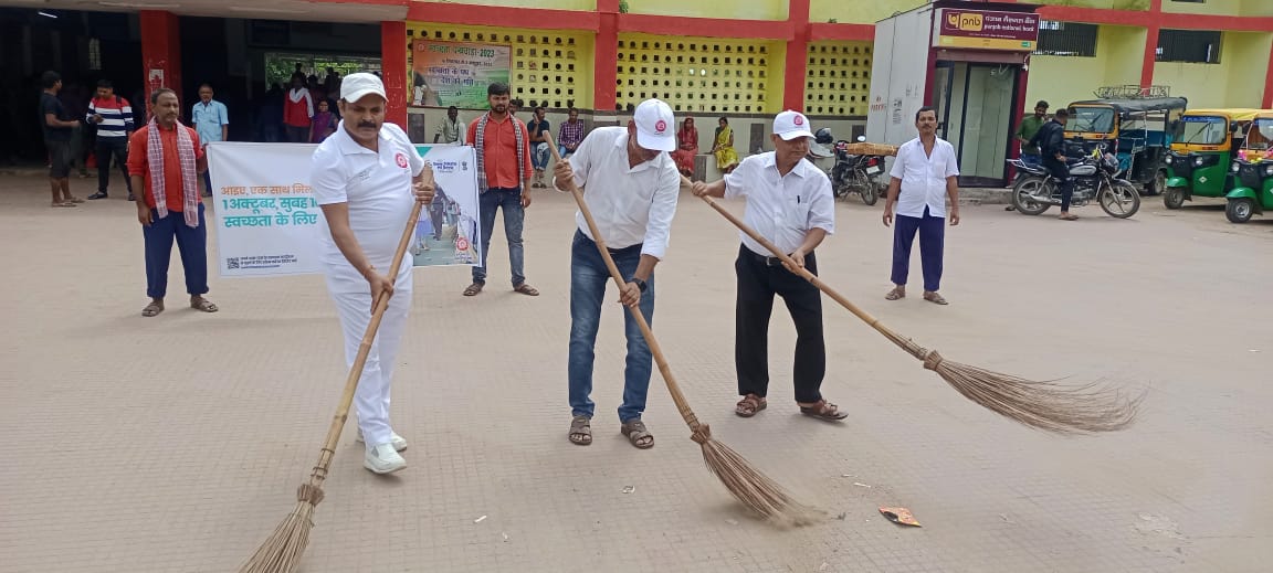 spjdivn's tweet photo. #SwachhataPakhwada के अवसर पर आज मंडल के सकरी स्टेशन पर कर्मचारियों द्वारा श्रमदान कर स्वच्छता का संदेश दिया गया।
#Swachrail
#SHS2023
#SwachhBharatMission
#SwachhBharat
@SwachhBharatGov
@SwachhBharat
@DARPG_GoI
@RailMinIndia https://t.co/rRmJ6nHw6w