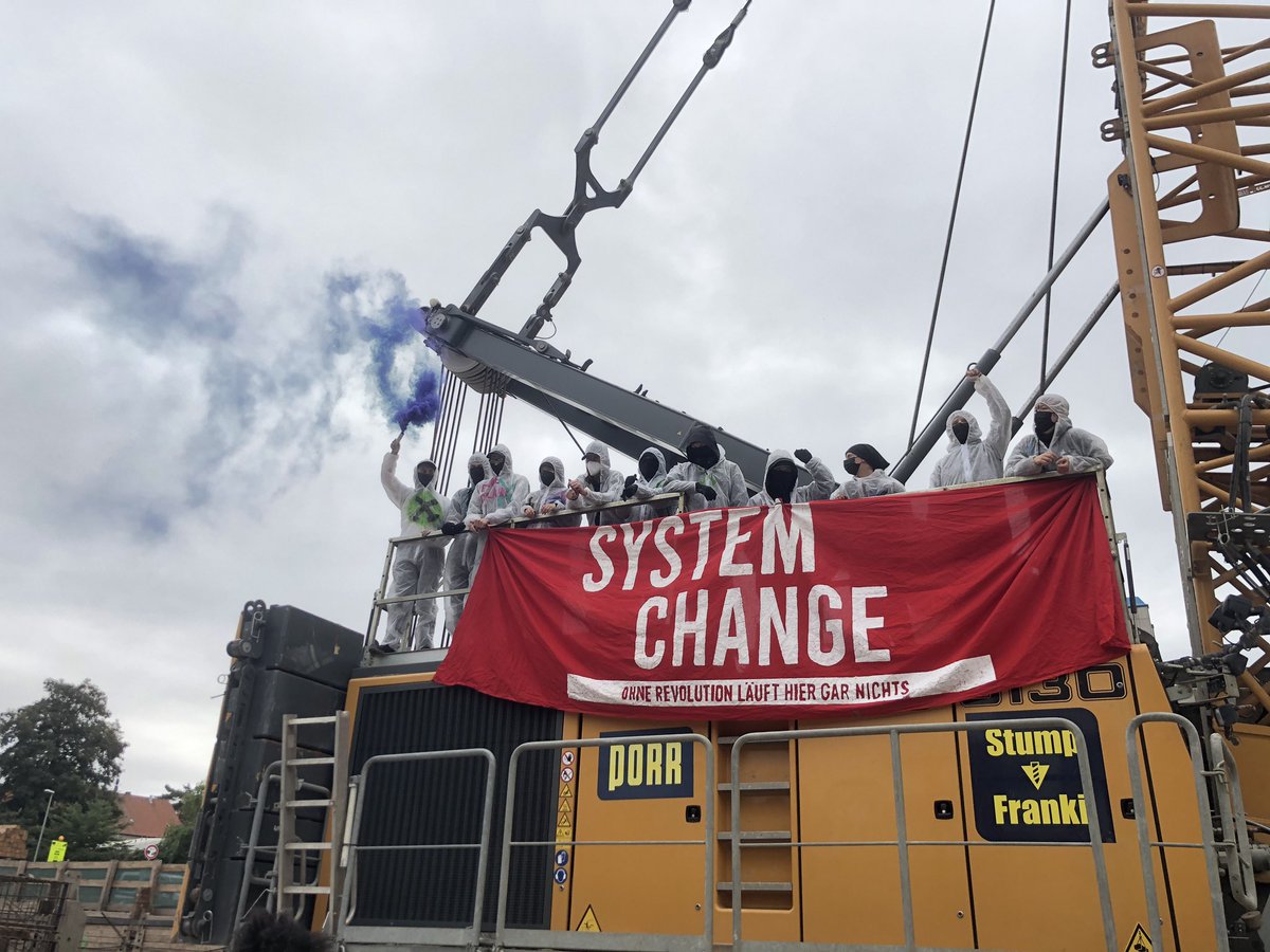 Hannover – Bevor die Demo gegen den Ausbau des Südschnellwegs überhaupt losgegangen ist, hat eine Gruppe von @Ende__Gelaende die Baustelle besetzt. Aktivist*innen sitzen auf Baufahrzeugen, Polizei bisher passiv. Updates unter #h0110.