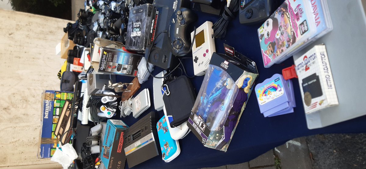 JKanesky's tweet photo. La verdad es que las brocantes serían fuente de material infinito para los youtuber de lo retro. https://t.co/9ZLUgEj7eA