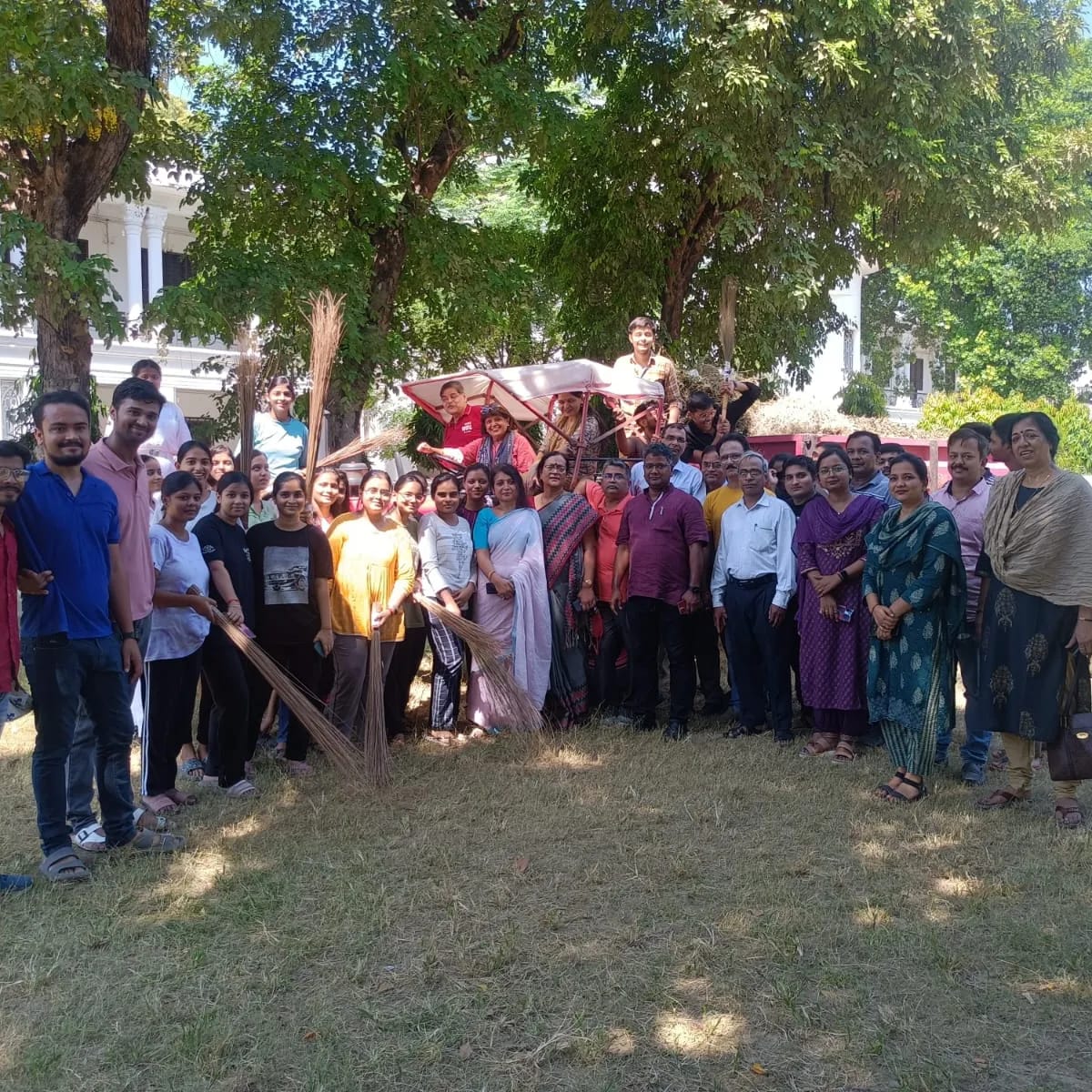 LuPlacement's tweet photo. लखनऊ विश्वविद्यालय में आज सफ़ाई अभियान के तहत सांस्कृतिकी और सीपीसी टीम ने कैंपस की भारी संख्या में सफ़ाई की। https://t.co/WNBCrqvHfe