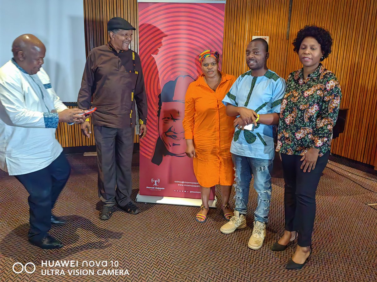 IsaacMashila's tweet photo. Maabane re kgopetši tše di botse re kgopelela moloko wa bagaši ba ga bjale. Re hlwele le ba @MaxMojapeloFdn ge ba tsebagatša 'foundation' ya bona. Re filwe sebaka sa go tšea diswantšho le Dr Moloko Mashamaite x @CONZAM6 x @Khadjom. https://t.co/JCfXKQptn4