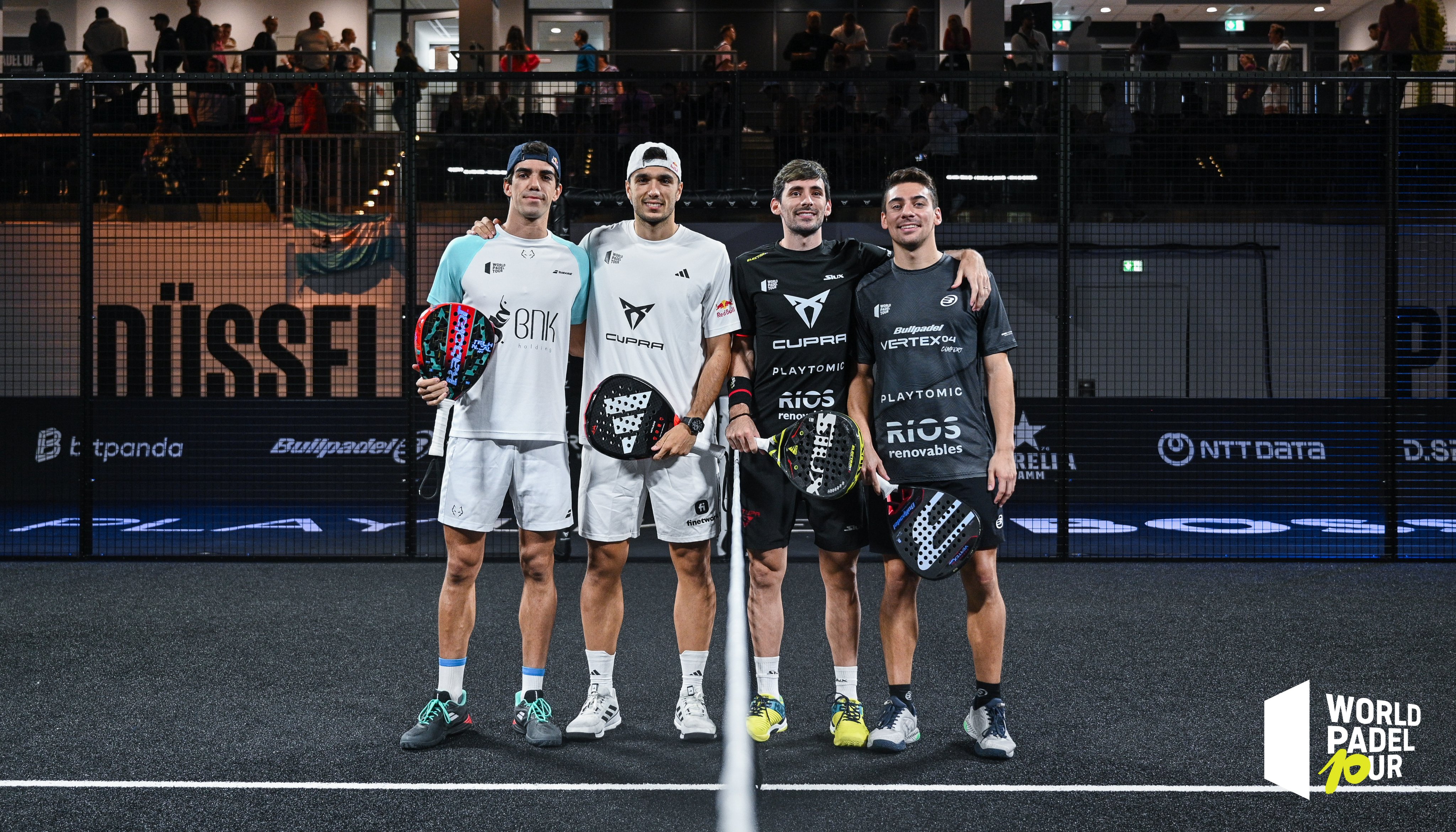 Lebrón y Galán posan junto a los 'Superpibes' antes de la final.