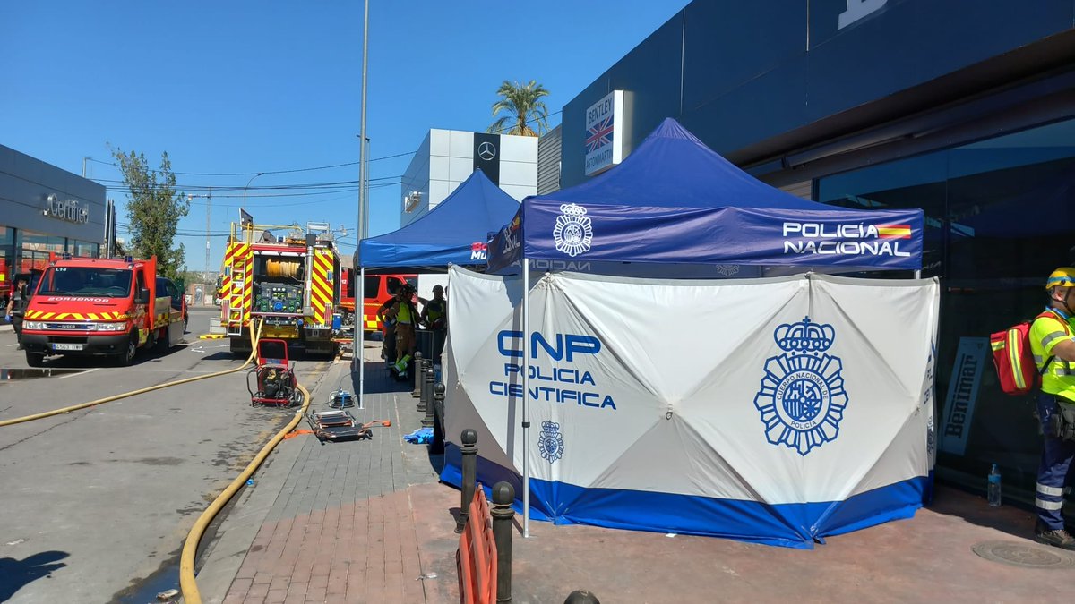 policia's tweet photo. Los especialistas de @policia científica y judicial se han desplegado en la discoteca de #Murcia donde se ha producido un incendio esta madrugada para investigar las causas

Hasta ahora hay 11 fallecidos

Nuestras condolencias a los familiares y amigos de las víctimas 

#SomosTuPolicia