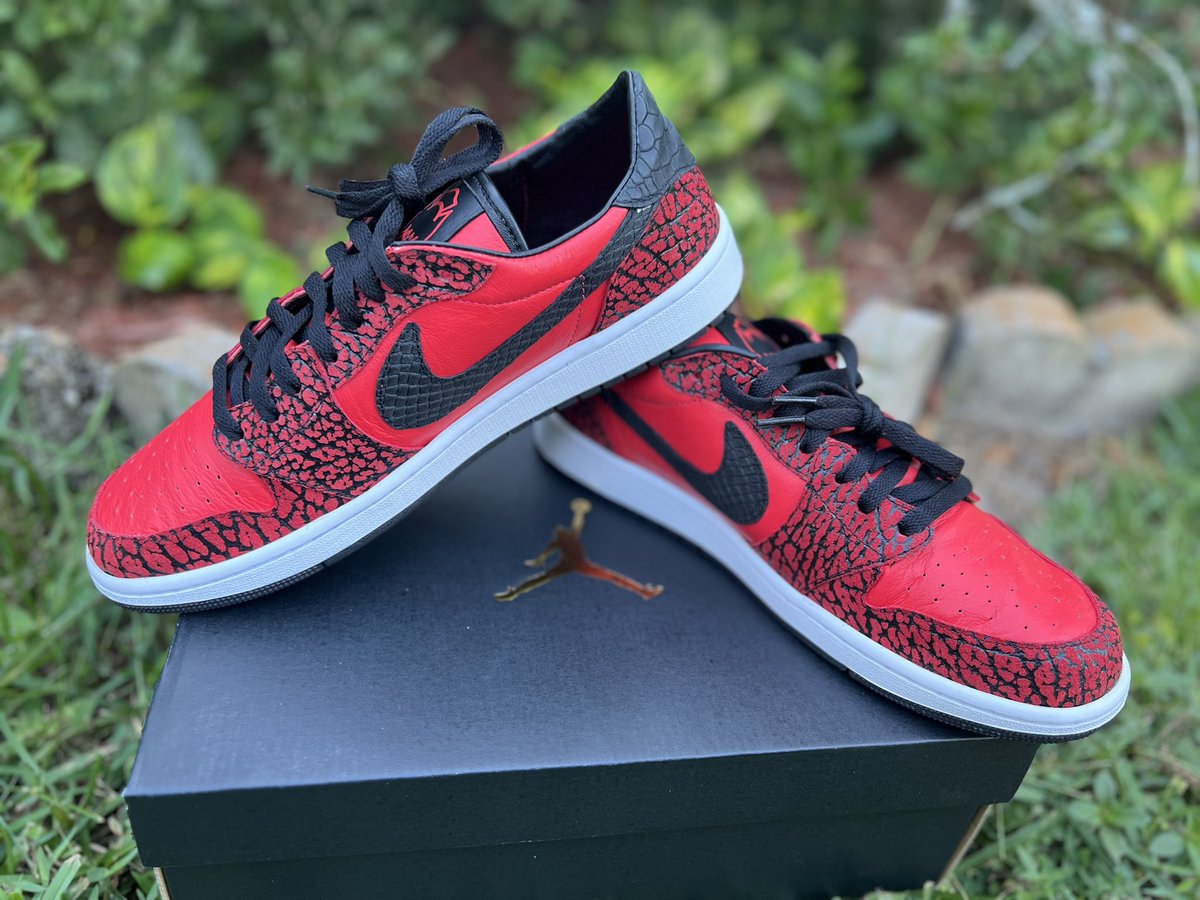 FiremansKustoms's tweet photo. Custom handmade Air Jordan 1 lows.

#Jordan #Nike #sneakerhead #sneakers #bespoke #deadpool #elephantprint #handmade https://t.co/LeEiO24yvn