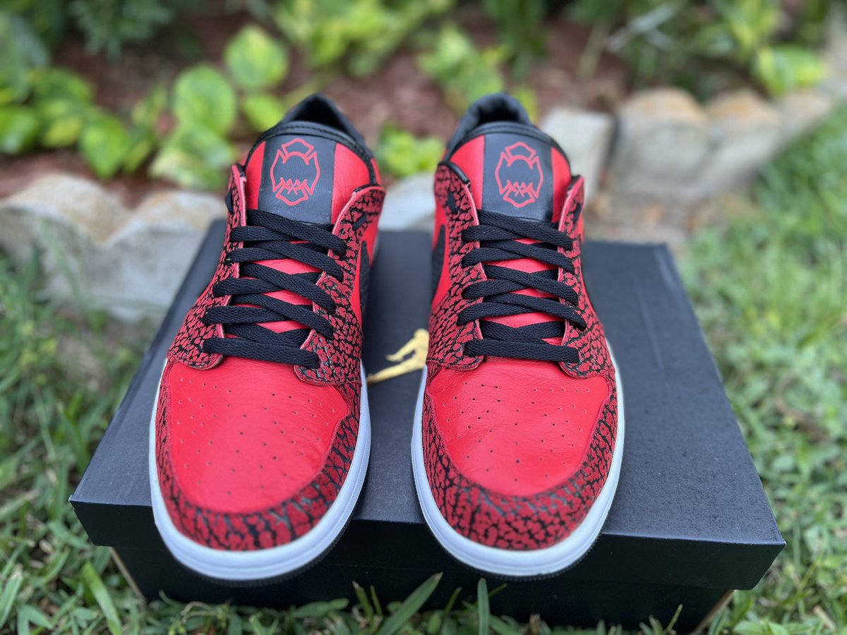 FiremansKustoms's tweet photo. Custom handmade Air Jordan 1 lows.

#Jordan #Nike #sneakerhead #sneakers #bespoke #deadpool #elephantprint #handmade https://t.co/LeEiO24yvn