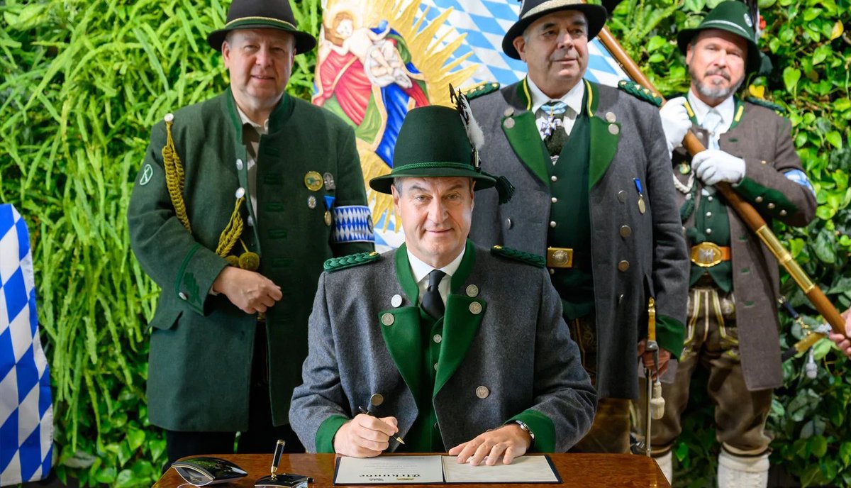 abwassertweets's tweet image. jeder auf dem bild schaut so aus, als ob da #Söder grad ein farn gelassen hat