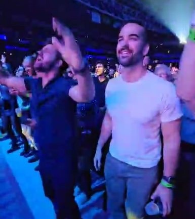 lazarorosa25's tweet photo. Governador Eduardo Leite se esbalda em show da Ivete em SP enquanto Rio Grande do Sul vive uma das maiores tragédia de sua história.

Governador Eduardo Leite foi ao show de Ivete Sangalo, neste sábado (30/9), em São Paulo, dias após novo ciclone atingir Rio Grande do Sul.

Em registro é possível ver o governador desfrutando da apresentação ao lado do médico Thalis Bolzan, namorado de Eduardo Leite.
O evento ocorreu no estádio Allianz Parque, na zona oeste da capital. (Paulo Cappelli/Metrópoles)