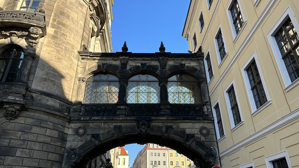 Nestled along the banks of the #Elbe River, #Dresden stands as a testament to resilience and artistic brilliance. 👉 besidestheobvious.net/2023/10/01/dre…