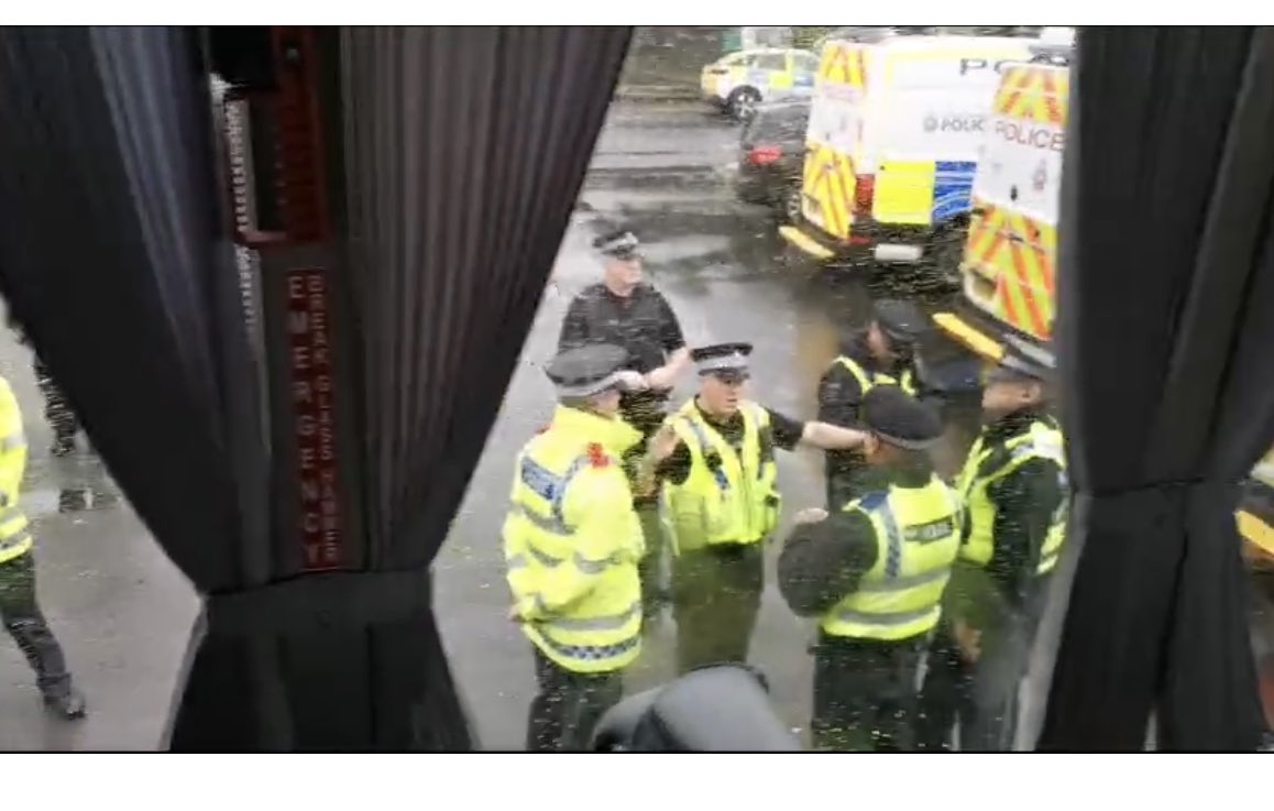 😡😡😡BREAKING NEWS KONP coach heading for Manchester, stopped by the police who had ‘reason to believe they were going to disrupt the Tory party conference’ Just WOW! Please RT to spread the word, that legitimate protest is dead under the Tories