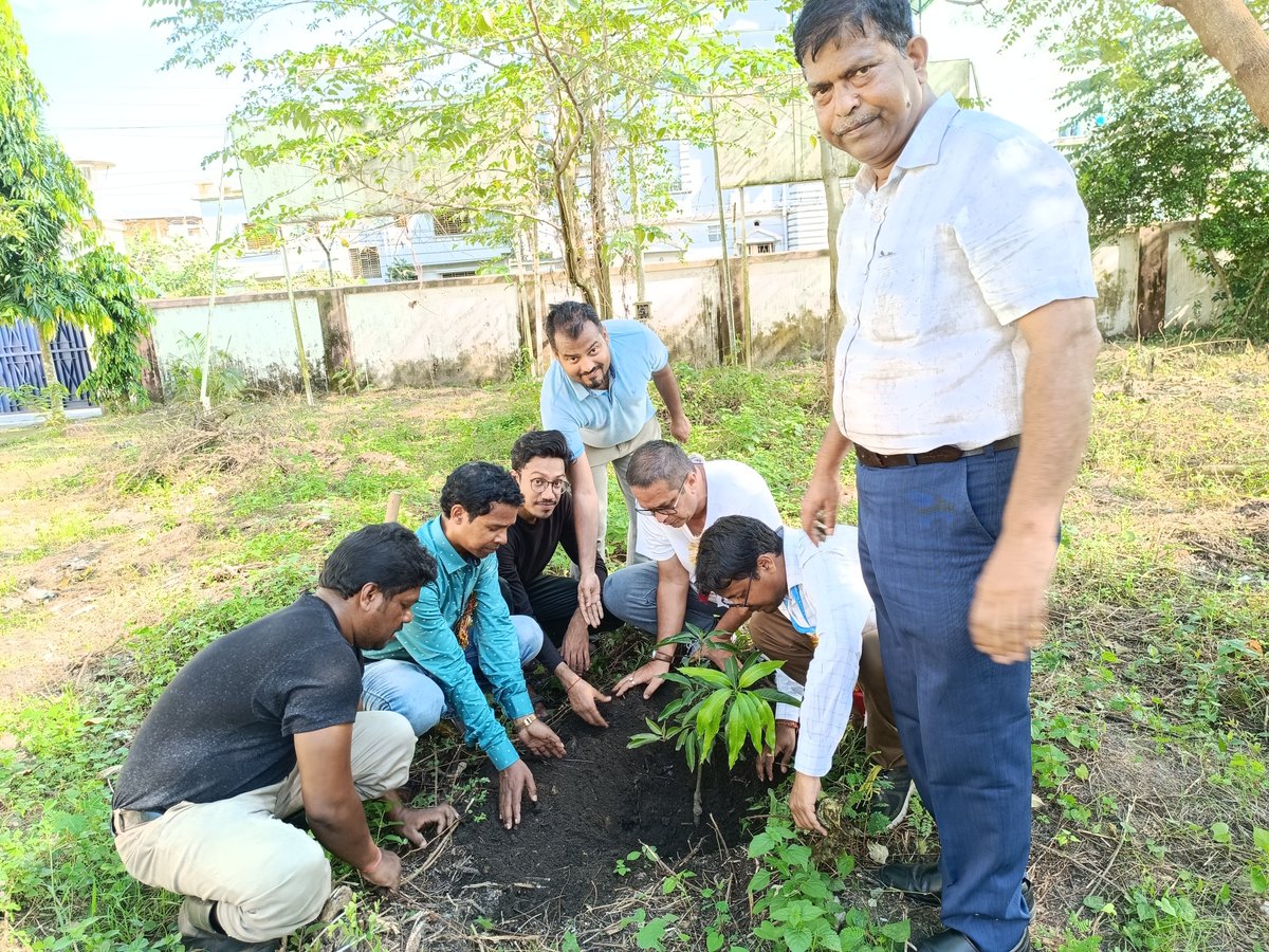 Wms_siliguri's tweet photo. Plantation Drive at WMS Siliguri on the occasion of Swachhta Hi Seva event with our  Chief Guest Ajoy Panja, Deputy Director IMS Kolkata #SwachhataHiSeva #SwachhBharat #SHS2023 https://t.co/pxogTTal2e