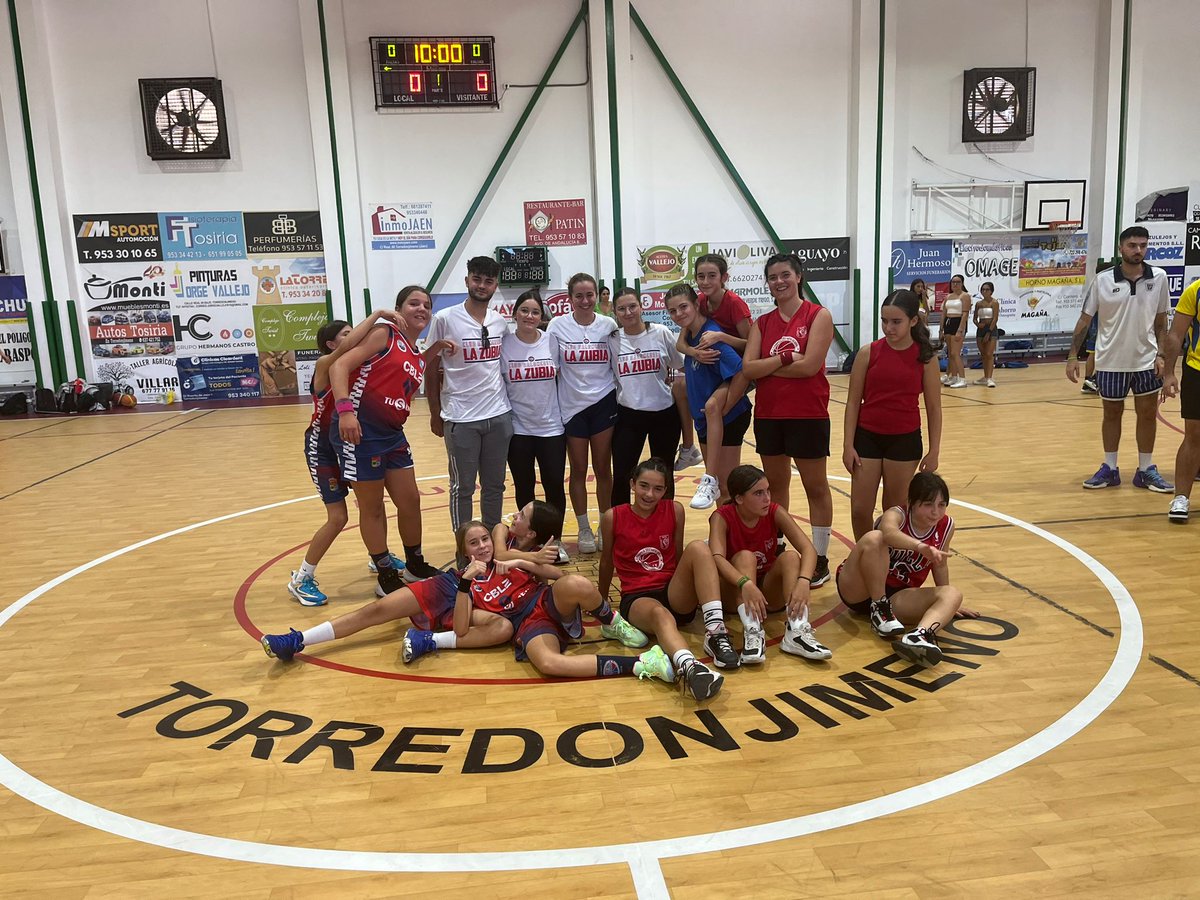 CB_LaZubia's tweet photo. Más fotos de la fiesta del baloncesto en Torredonjimeno con los amigos de @CBToxiria 

#TuSuperCBLaZubia https://t.co/dySK10Skm1