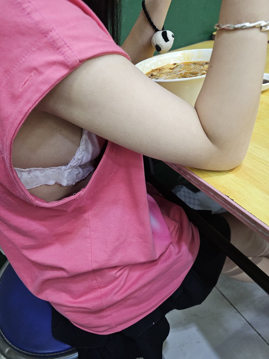 guifuluomou's tweet photo. 带女儿出去吃饭，这衣服也太便宜我了 https://t.co/e6axBFyFsE
