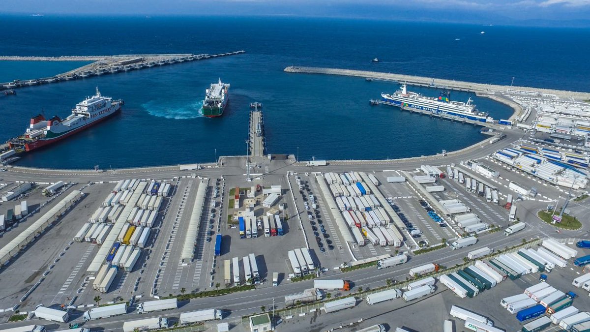 🇲🇦 Le port de Tanger Med au #Maroc se distingue comme le premier port à conteneurs en Méditerranée et en Afrique. Un véritable hub de transbordement qui renforce la position stratégique du Maroc sur la carte maritime mondiale. 

#TangerMed #Maroc