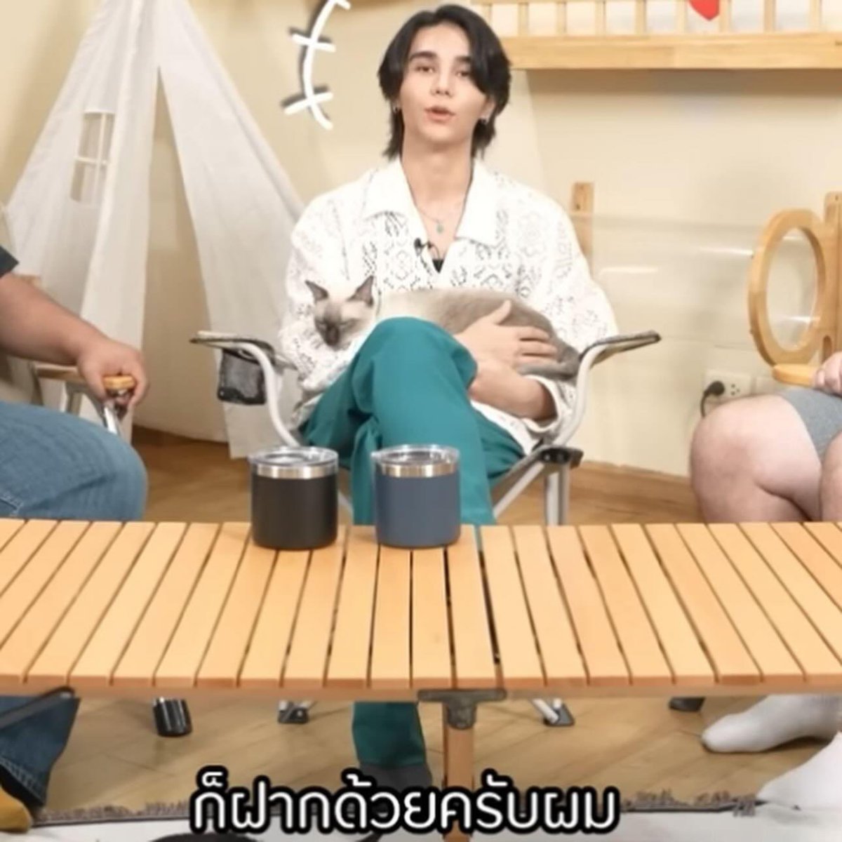 CatsterClub's tweet photo. ก็รอพี่ @jeffsatur อยู่ไงครับ! น้องพลอย แมวที่ช่วยเหลือมาจากเคสเจ้าของเก่าคิดจากโลกนี้ไป ทำให้เรารับน้อง ๆ มาจากเชียงใหม่มาดูแลหลายสิบตัว พี่ ๆ ได้บ้านกันหมด แต่มีแค่น้องพลอยที่ไม่ยอมไปอยู่กับใครเลย  ใครมารับ มาสนใจก็ไม่ไปกับเขา 

แต่พอพี่เจฟมาอัดรายการ camp ปลิ้น นางก็เนียนไปนอนตักเค้าตลอดการถ่ายทำ จนพี่เจฟเดินลงมาถามว่า “ผมรับอุปการะน้องได้ไหม น้องผมมีแมวจร 12 ตัว สองตัวก่อนหน้าผมก็ไปรับอุปการะมาจากคนที่เสียชีวิตเพราะมะเร็ง” 

โถถถถ พ่อคุณทูนหัวของบ่าว 
ขอบพระคุณที่อุปการะน้อง ตอนนี้น้องได้ชื่อใหม่ว่า คิริน ค่ะ 
ขอบพระคุณรายการ camp ปลิ้น ที่มาส่งต่อความรักของแมวจรด้วยนะคะ ติดตามได้จากลิงก์นี้เลยค่ะ https://t.co/jBTSTR7HoQ  #JeffSatur #saturdayss