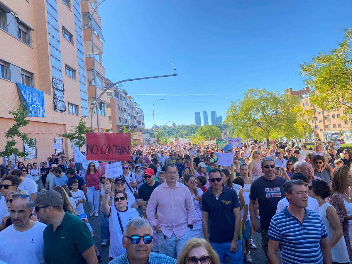 RaulLucasA's tweet photo. @ColeMasCantonNO @MADRID @AlmeidaPP_ @bcarabante @Rita_Maestre @MarotoReyes @Ortega_Smith @NunezFeijoo @IdiazAyuso @NOCANTONMNTCRML De bote en bote. Montecarmelo contra los residuos al lado de casas y coles. https://t.co/7eUNdmAmMa