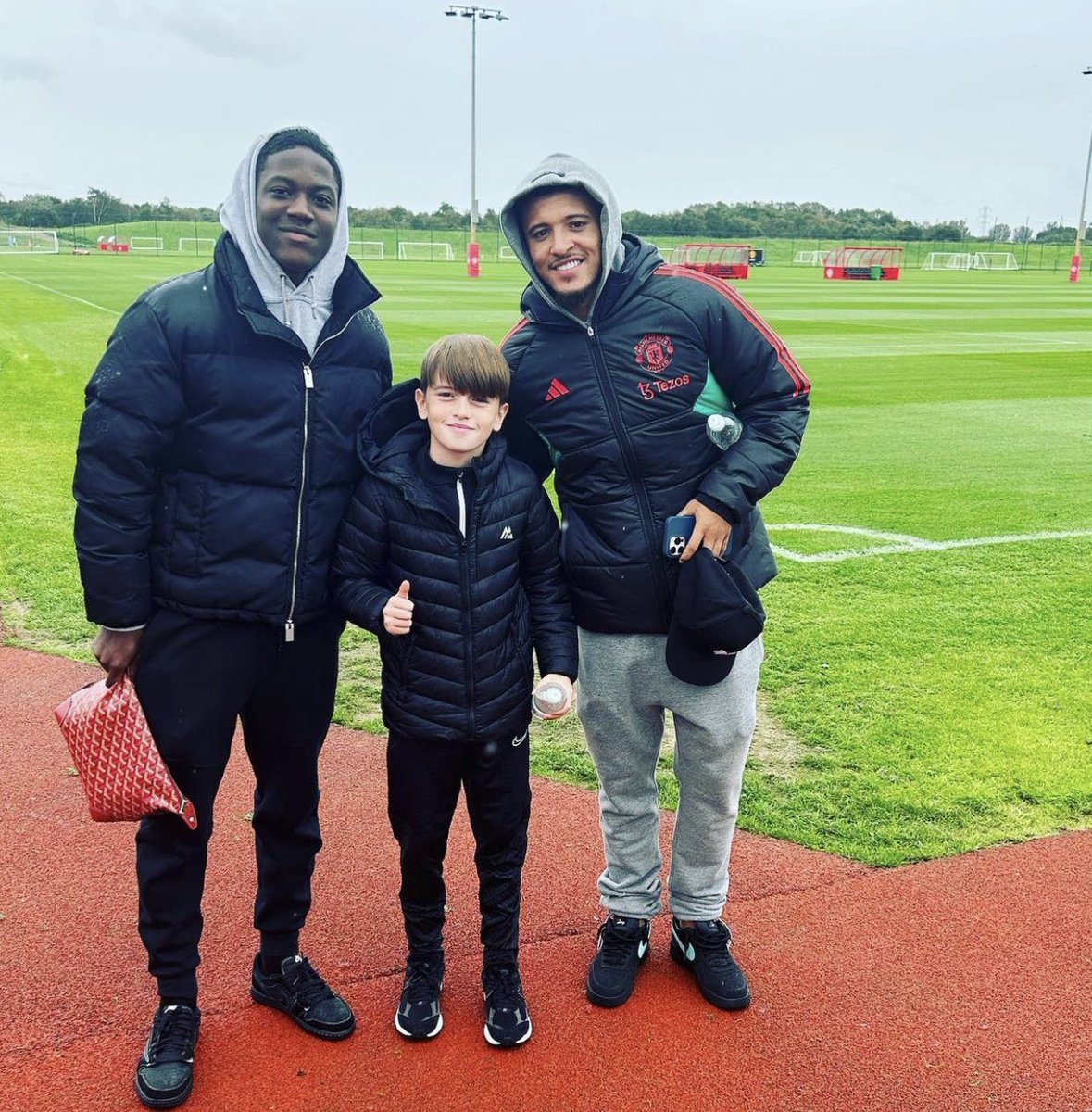 🚨 Jadon Sancho and Kobbie Mainoo with a fan yesterday watching Manchester United U18s. #MUFC