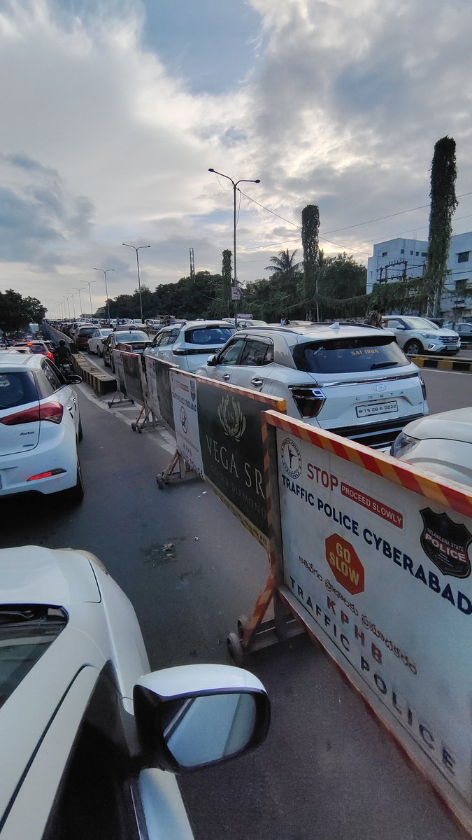 dharma_veera's tweet photo. 100s of cars parked on the JNTU flyover.

@CYBTRAFFIC Where are you? https://t.co/H2tYXgUYVL