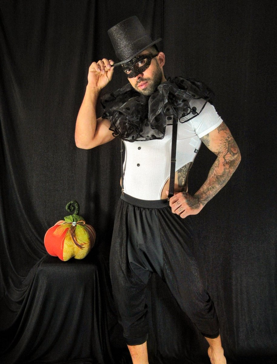 hurtadoformen's tweet photo. 𝔐𝔞𝔰𝔮𝔲𝔢𝔯𝔞𝔡𝔢
Nuevas prendas dónde pondrás combinar y armar tu outfit para este mes!!!
.
#halloween2023 #sexyclown #masquerade
.
#model #tattooboy #stripper #steetstyle #halloween #sexyboy #bucaramanga #colombia #enviosnacionales #beardstyle #flow #followhim #gym https://t.co/YFCu97XlKc