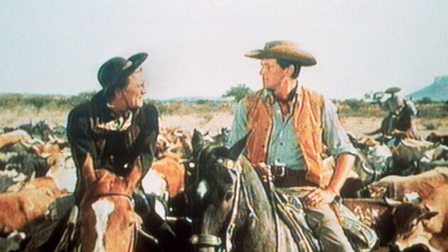 merlinpapin3's tweet photo. .@FredOL69007 #AnecdoteCinéma sur le film #ElPerdido , Ce film a eu une influence majeure sur Sergio Leone, qui a travaillé avec le réalisateur Robert Aldrich sur Sodome et Gomorrhe (1962).
Bien que Joseph Cotten ait apporté sa propre nourriture et son eau des États-Unis pour le tournage au Mexique, cela n'a servi à rien. Il a été le premier membre de l'équipe de tournage à tomber malade.
Le tournage de la collecte de bétail s'est avéré problématique car les taureaux étaient fréquemment vus montant les vaches.
Rock Hudson a reçu les éloges sans réserve du réalisateur Robert Aldrich , qui a été extrêmement impressionné par son manque d'ego et son pur professionnalisme.
La relation de Kirk Douglas avec le réalisateur Robert Aldrich a connu un début difficile, alors qu'Aldrich est arrivé au Mexique avec cinq autres scénaristes qui travaillaient tous sur ses projets à venir. Douglas était furieux que toute l'attention d'Aldrich ne soit pas dirigée vers ce film, il a donc insisté pour que les scénaristes soient renvoyés à Hollywood. La relation entre les deux hommes est restée froide par la suite.