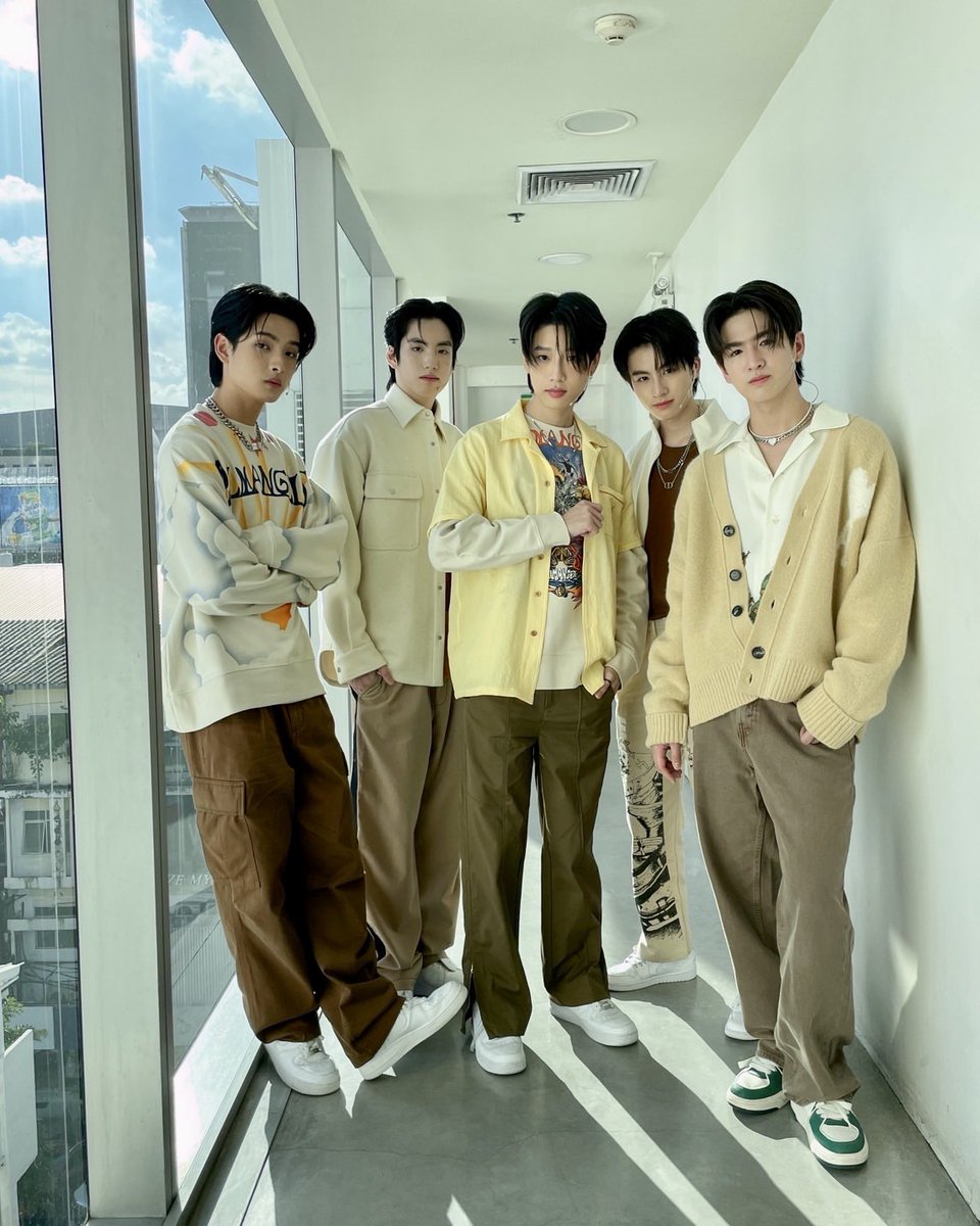 789SURVIVAL's tweet photo. ขอขอบคุณ @GarnierThailand ที่ชวนพวกเรามาร่วมงานในวันนี้ และขอบคุณทุกคนที่ส่งกำลังใจมาให้กันด้วยนะครับ 🤍🌟

#GarnierNightSerumx789 https://t.co/2nn2U0Yjez