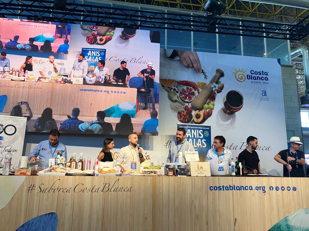 costablancaorg's tweet image. Es el turno de @VisitMonforte y su degustación de anises, uva y gachamiga 🍇🥃. Una gran delegación de #MonforteDelCid conquista la cocina de 'Saborea Costa Blanca' en @AlicanteGastro1 👨‍🍳👩‍🍳