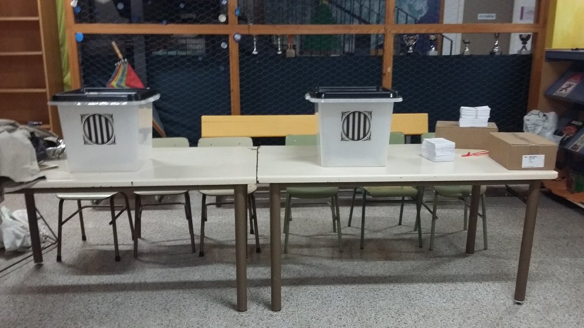 mireiaagusti's tweet photo. En aquestes urnes vam votar i vam guanyar. No va ser fàcil i encara m’emociono quan penso el que ens va costar arribar al final de la jornada sense que ens les “prenguessin”. Quina ràbia continguda tenim els catalans des de llavors. #nioblitniperdo #1O #1octubre2017 https://t.co/kLfwCc0fwo