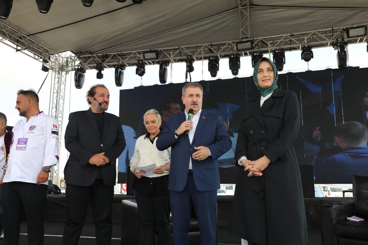 Belediye Başkanımız Mehmet Zeybek ve Valimiz Kübra Güran Yiğitbaşı Masterchef Mehmet Yalçınkaya’yı Gastro Afyon Fest’te misafir etti.

👨‍🍳Ünlü şef, festival kapsamında Gastronomi Sohbetleri etkinliğinde hemşehrilerimizle buluştu.