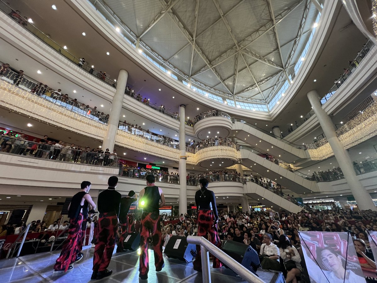 143yesmylove's tweet photo. The switch is on! Let's light 'em all up! ❤️‍🔥

Thank you for joining us at the Light Up Single Launch Party in Robinsons Manila! 

#143YesMyLove #YML_LightUp https://t.co/oXw4PB5ePO