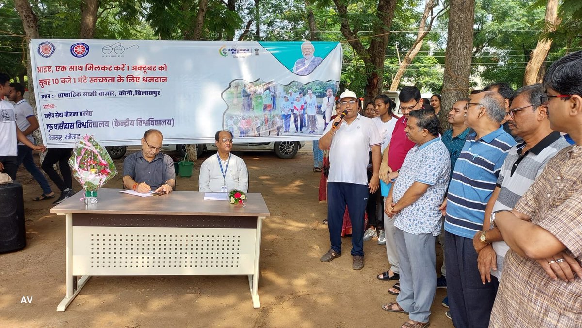 nssggcuCG's tweet photo. "One day one hour Shramdaan together" took place at weekly vegetable haat with joint efforts of public participation. Thanks to our HVC@chakrawalalok for extending his support to organise this event. @_NSSIndia @NSSRDBhopal @narendramodi @Anurag_Office https://t.co/zs97Eb93SV