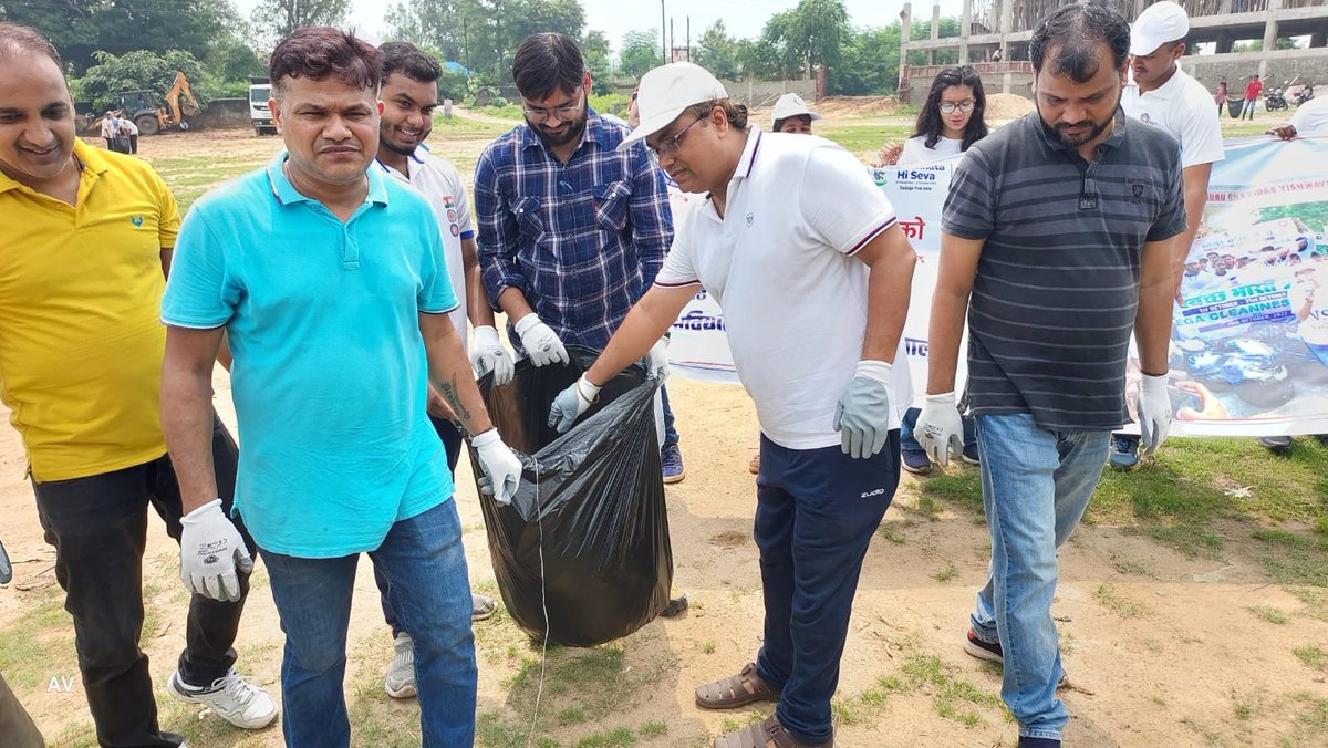 nssggcuCG's tweet photo. "One day one hour Shramdaan together" took place at weekly vegetable haat with joint efforts of public participation. Thanks to our HVC@chakrawalalok for extending his support to organise this event. @_NSSIndia @NSSRDBhopal @narendramodi @Anurag_Office https://t.co/zs97Eb93SV