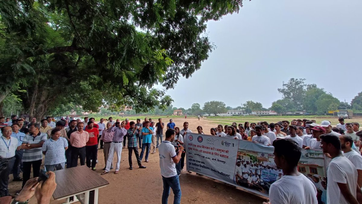 nssggcuCG's tweet photo. "One day one hour Shramdaan together" took place at weekly vegetable haat with joint efforts of public participation. Thanks to our HVC@chakrawalalok for extending his support to organise this event. @_NSSIndia @NSSRDBhopal @narendramodi @Anurag_Office https://t.co/zs97Eb93SV