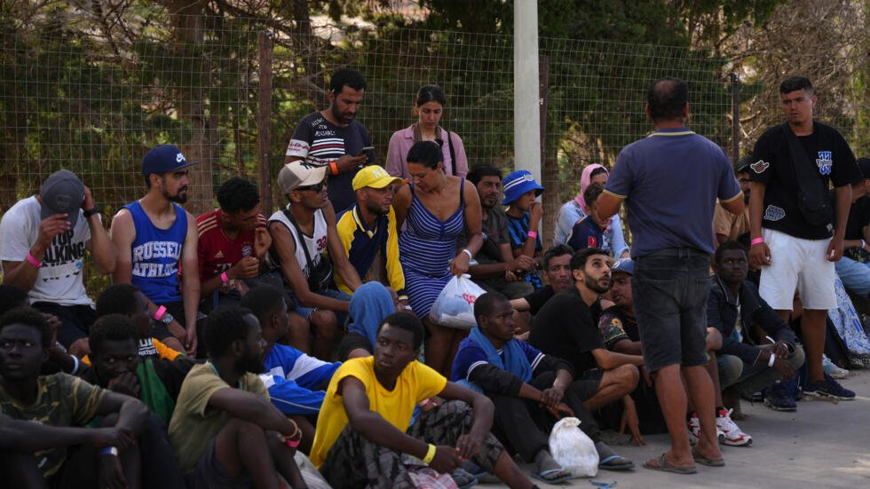 1/Unbelievable & inhumane! #Survivors of devastating #shipwrecks, already traumatized by daily border violence face immediate provocative interrogation by @Frontex agents upon arrival or desembarkation 
This isn't border security; it's continuation of border violence at its worst