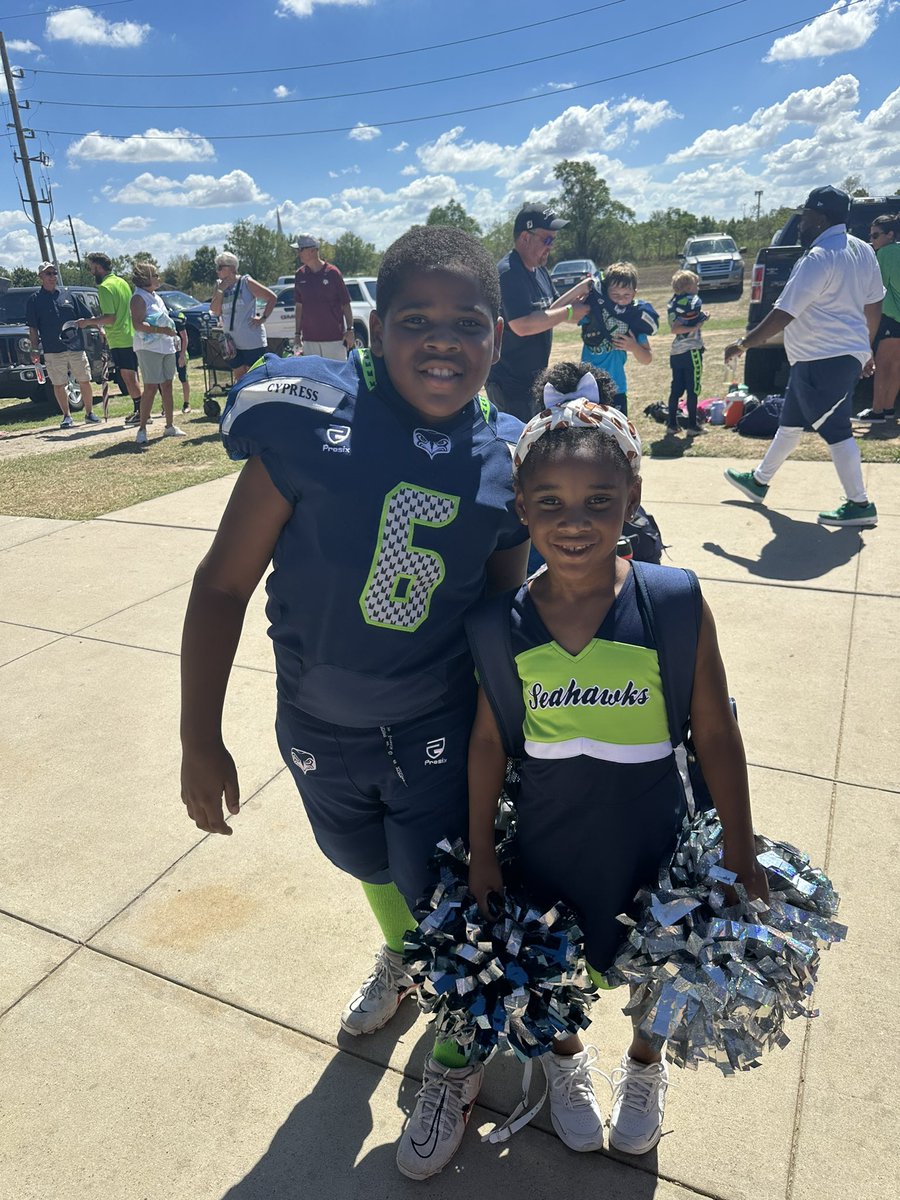 MsMakrisECSE's tweet photo. Had such a good time watching these two Yellowjackets rock it at their game this weekend! 💙 💛 🐝 🏈  @CyFairYeager https://t.co/dboTZaJQbN