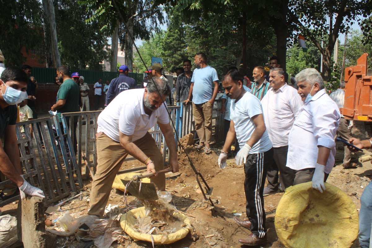 OfficialPU's tweet photo. Cleanliness drive organised by Office of Dean of Student Welfare, NSS  and Swach Bharat Abhiyaan of PU. More than 300 students and teachers, wardens, NSS programme coordinators started this drive at 10:00 am from University Parade Ground in the patronage of the VC Prof Renu Vig. https://t.co/A5im8Ecx83
