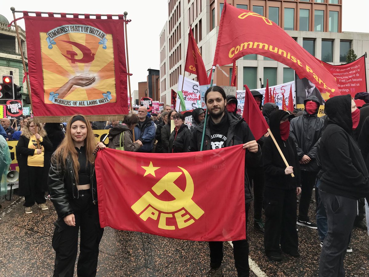 CpbManc's tweet image. Salud! Spanish communists in Manchester from ⁦@PCEexteriorGB⁩ join ⁦@CPBritain⁩ ⁦@yclbritain⁩ ⁦@CpbManc⁩ ⁦@cpbmerseyside⁩ ⁦@CPB_EastLancs⁩ friends for ⁦@PplsAssemblyMcr⁩ march at ⁦@Conservatives⁩ conference. ⁦@M_Star_Online⁩