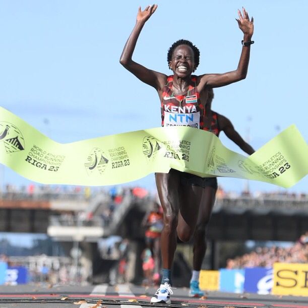 KeterSteves's tweet image. 🔥🇰🇪

Olympic Champion Peres Jepchirchir completes her World Half Marathon hat-trick as she clocks 67:25mins to lead a Kenyan sweep in the Women's race at the World Road Running Champs . Margaret Kemboi &amp;amp; Catherine Reline finish 2nd &amp;amp; 3rd 
#WRRC

Faith Kipyegon  Ethiopia Kenya
