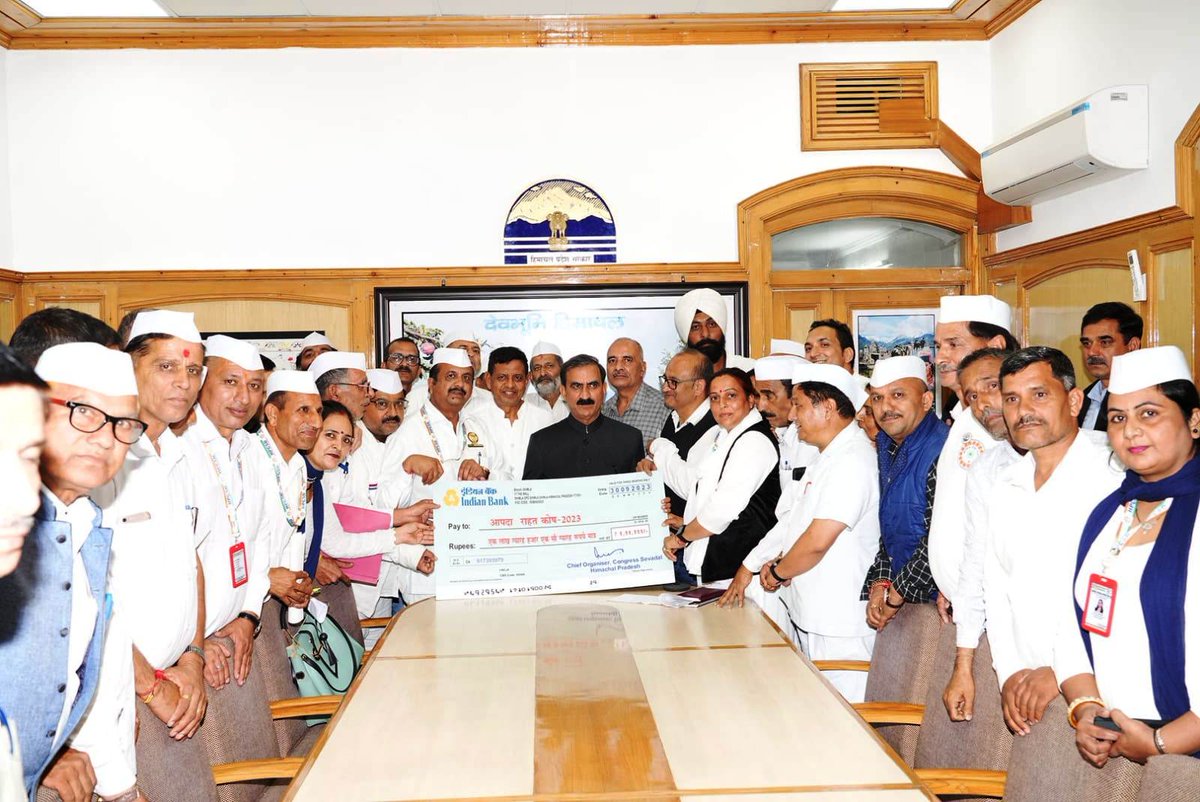 आज शिमला में प्रदेश कांग्रेस सेवा दल के चीफ आर्गेनाइजर अनुराग शर्मा एवं समस्त सेवादल परिवार द्वारा आपदा राहत कोष -2023 के लिए एक लाख ग्यारह हजार एक सौ ग्यारह रुपये का चेक भेंट किया गया। इस पुनीत कार्य के लिए मैं समस्त सेवादल परिवार  का आभार व्यक्त करता हूं।
#aapdarahatkosh