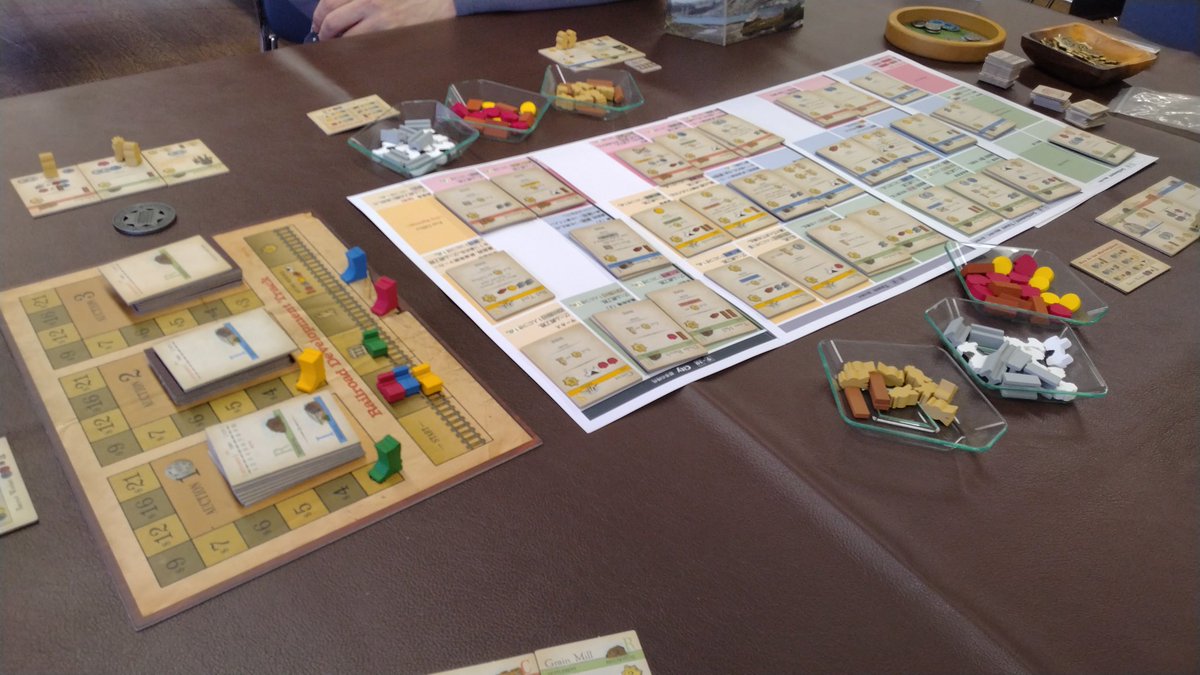 NiigataGatakku's tweet photo. 新潟卓上ゲーム閉会しました！総勢14名のご参加ありがとうございました！どれも楽しそうなゲームでしたね！

次回は10/15の開催です。桜降る代に決闘を お気楽交流祭も開催です！よろしくお願いします！ https://t.co/VaECnCIpTI