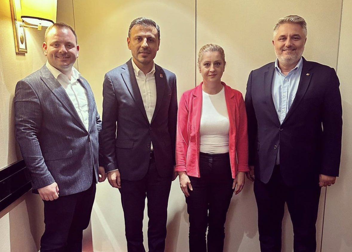 CHP Şile İstanbul İl Delegeleri adaylık imzalarını Özgür Çelik'e teslim etti.