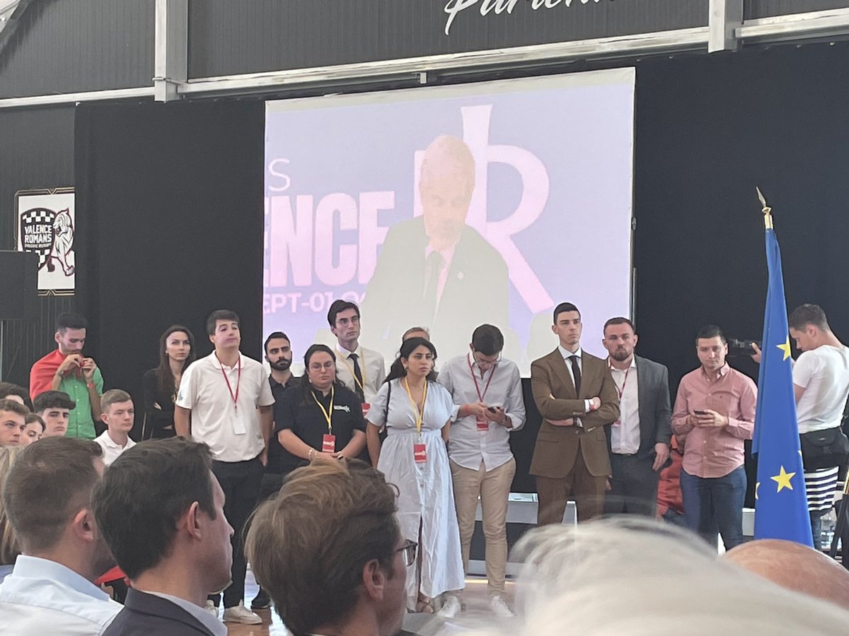 Charrier_B's tweet photo. Une belle rentrée avec les @jeunesreps ! 🇫🇷 https://t.co/eCo3TkSmsj