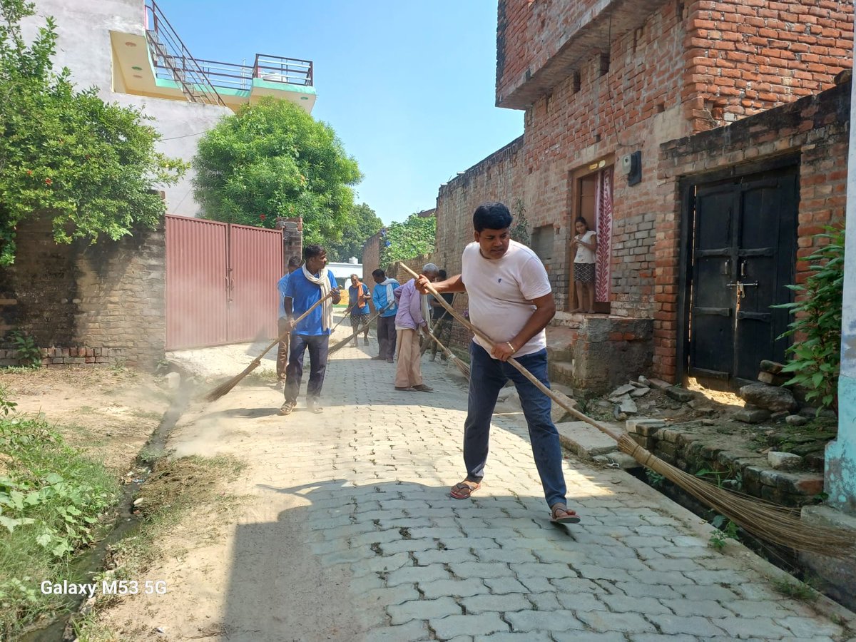 punamfrombansa's tweet photo. आज 1 अक्तूबर को “स्वच्छता ही सेवा “अभियान के अन्तर्गत अपने प्यारे ग्रामवासियों के साथ मिलकर श्रमदान किया|

अपनी ग्राम पंचायत में स्वच्छता को लेकर मेरे कई विशेष प्रयास चल रहे हैं, ग्रामीणों की सहभागिता उनमें एक है। 
#SwachhataHiSeva https://t.co/mcp0M6yzXi