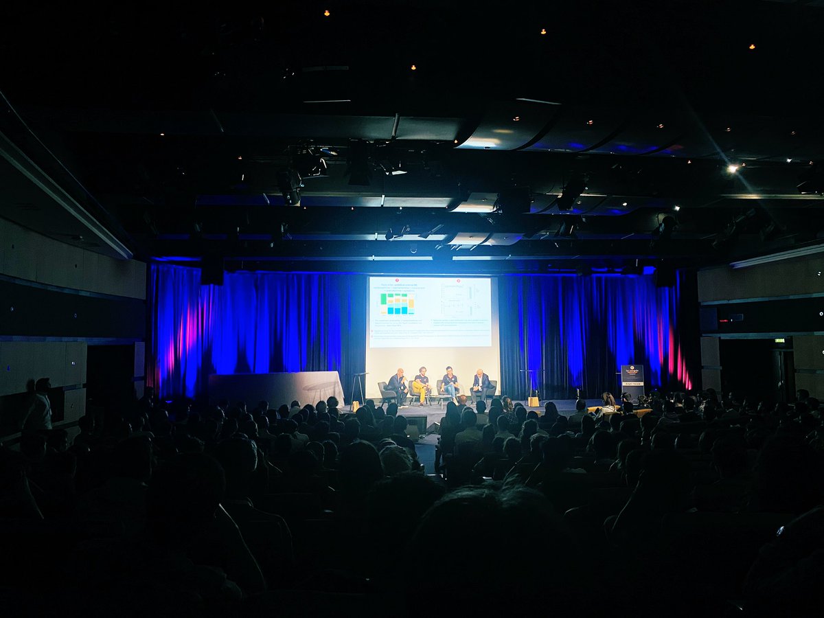 Fanny Vardon (@rangueilar) on Twitter photo On a quand même une spécialité géniale 🤩
Des jeunes motivé.e.s qui challengent des universitaires <a href="/matthieubiais/">matthieu biais</a> <a href="/efutier/">Emmanuel Futier</a> qui se prêtent au jeu avec humour, un grand mélange drôle et bienveillant. Merci encore <a href="/SFARJeunes/">SFAR Jeunes</a> pour cette bonne rigolade devant une salle comble 😎 On a quand même une spécialité géniale 🤩
Des jeunes motivé.e.s qui challengent des universitaires <a href="/matthieubiais/">matthieu biais</a> <a href="/efutier/">Emmanuel Futier</a> qui se prêtent au jeu avec humour, un grand mélange drôle et bienveillant. Merci encore <a href="/SFARJeunes/">SFAR Jeunes</a> pour cette bonne rigolade devant une salle comble 😎