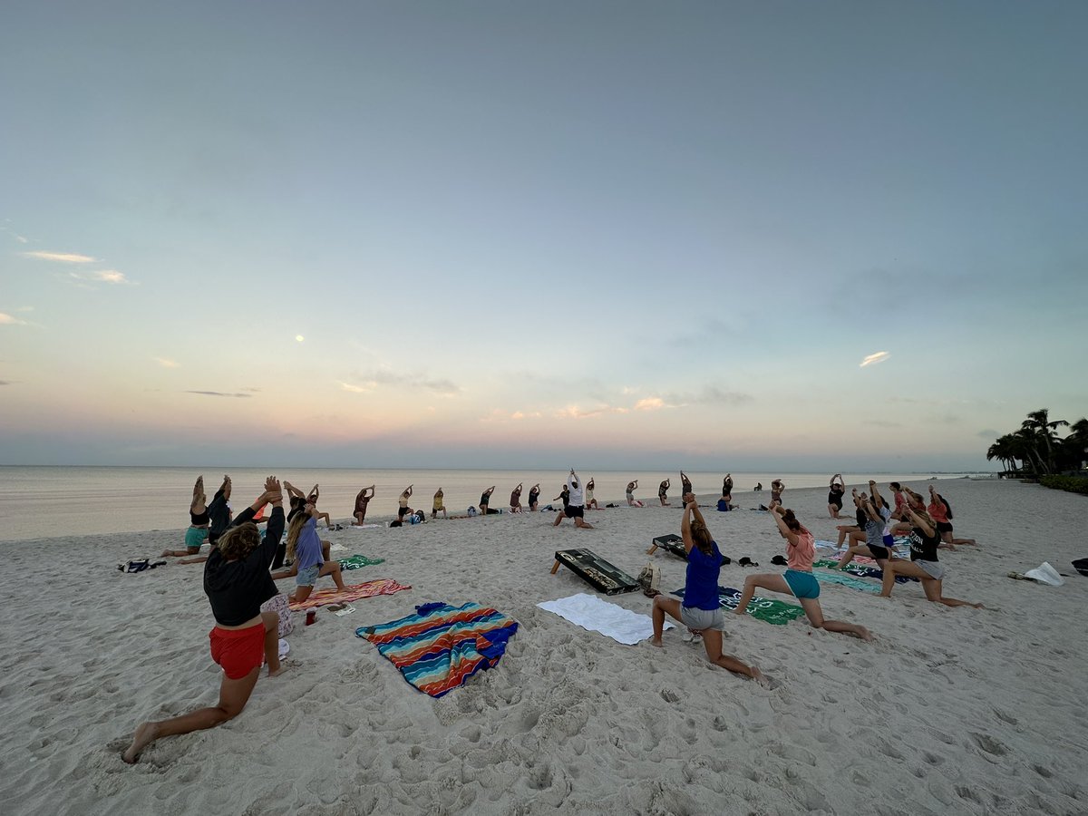 Sunrise yoga at the beach 🌅🧘‍♀️🐚