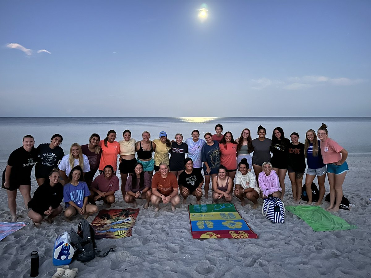 GyreneSoftball's tweet photo. Sunrise yoga at the beach 🌅🧘‍♀️🐚 https://t.co/oVfgJyj1t1